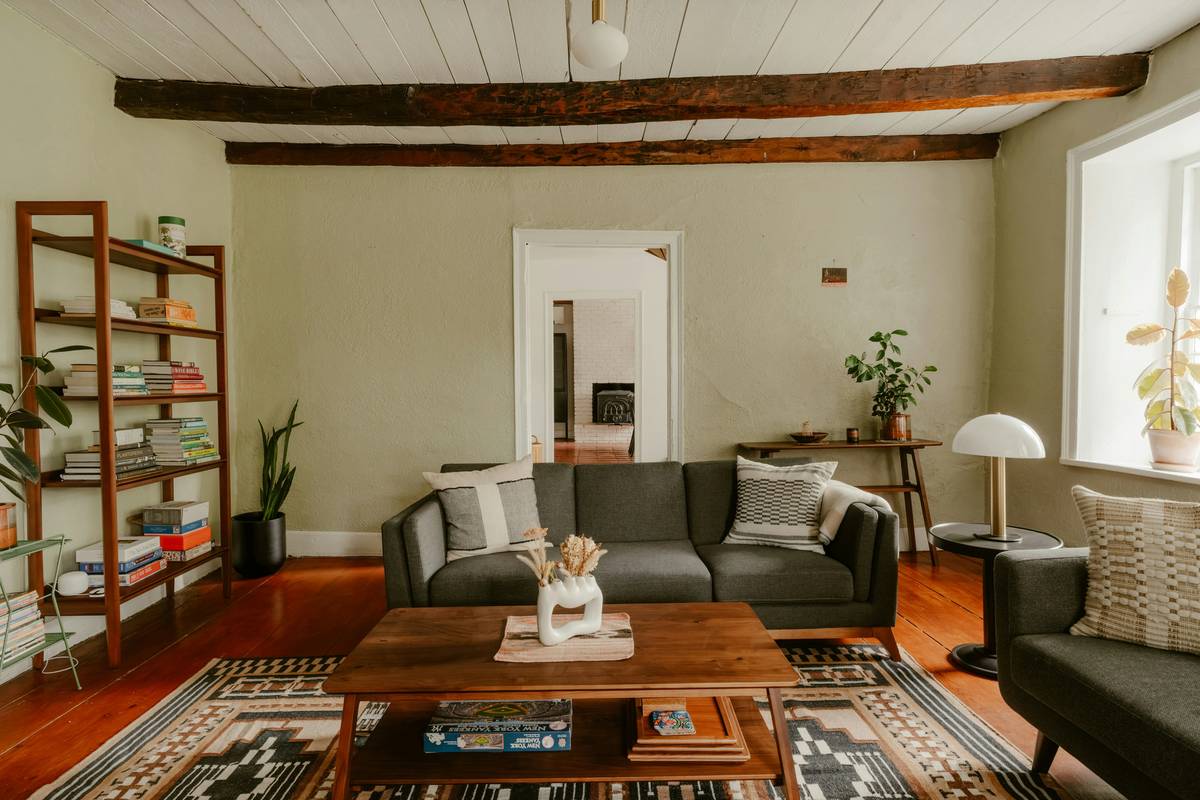 Chart comparing authentic vs fake farmhouse furniture materials: solid timber vs MDF, natural finishes vs chemical paints, dovetail joints vs staples