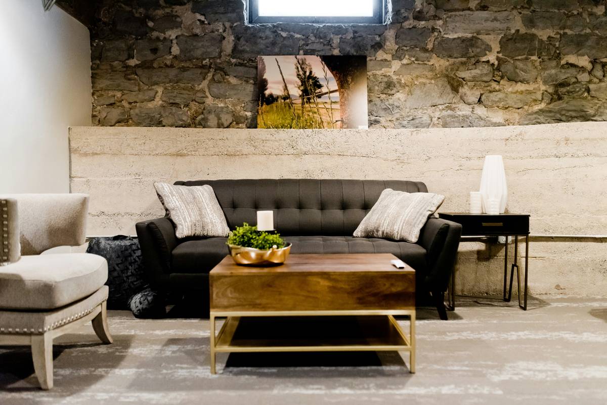 Infographic comparing authentic vs. fake farmhouse furniture materials: solid hardwood vs. MDF, hand-turned legs vs. molded plastic, oil-rubbed finishes vs. spray-painted white