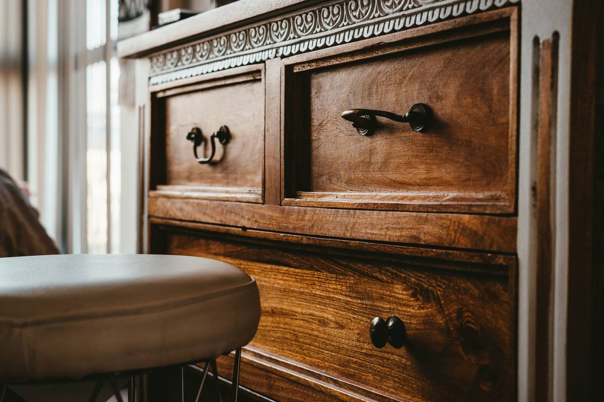 Infographic showing environmental impact of refinishing vs. buying new furniture, including CO2 savings, cost comparison, and popular farmhouse wood types