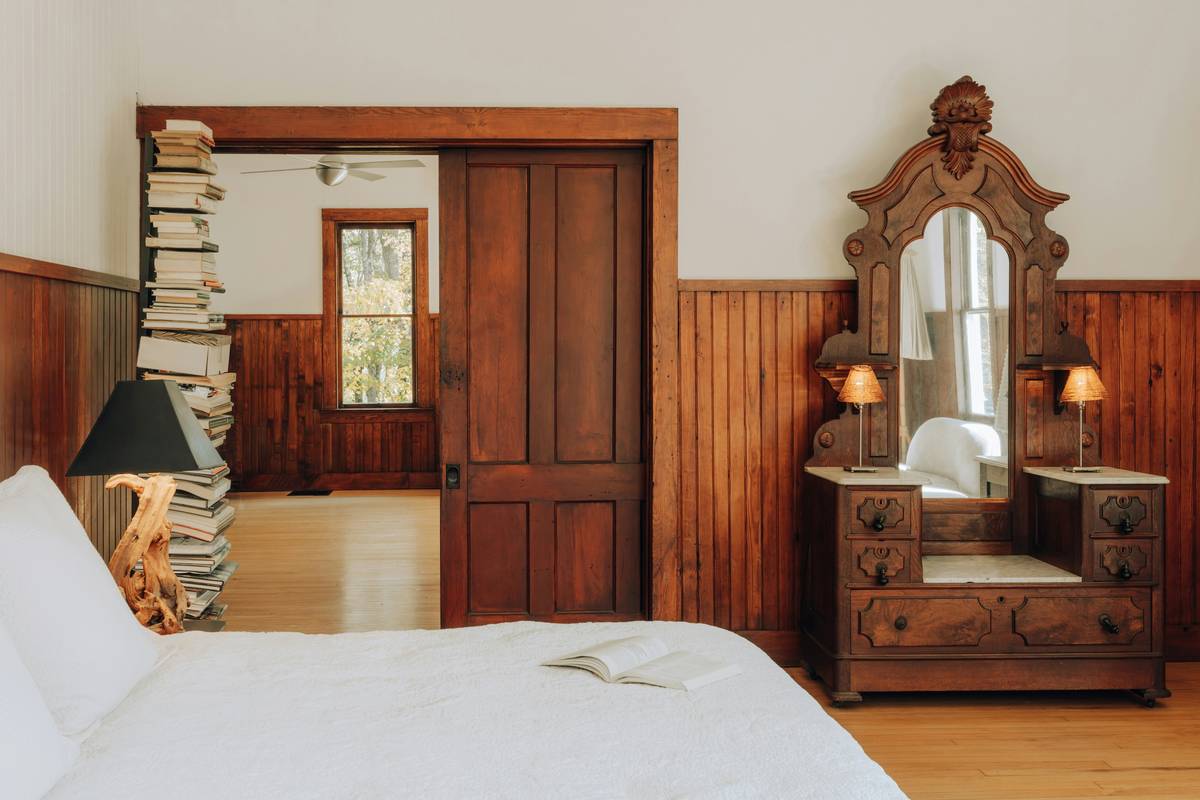Infographic showing core materials in authentic farmhouse style furniture bedroom: solid oak, pine, wrought iron, linen, cotton